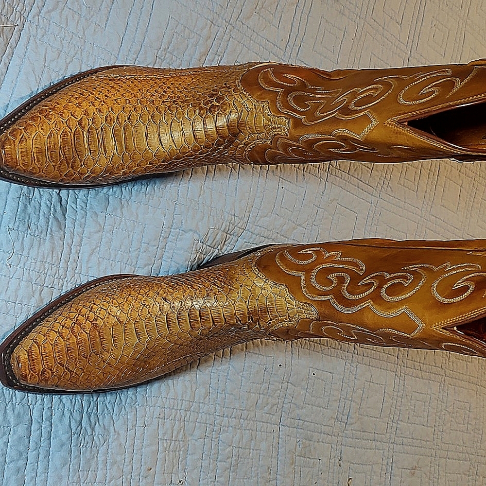 Lucchese 1883 new size 9 1/2 B DESERT SAND